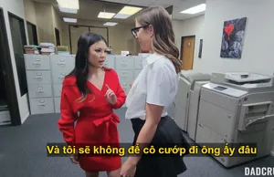 Bố dượng may mắn đụ cùng lúc con chim nhỏ và em trợ lý riêng