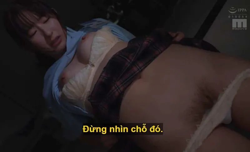 Người sếp lập mưu "yêu đương" với ả nhân viên dưới quyền kiêu kỳ lười nhác, suốt ngày chỉ chăm chăm chat chit cùng gã người yêu.